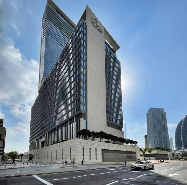 استوديو سيلك هاوس حديث مفروش في مركز دبي المالي العالمي مع شرفة